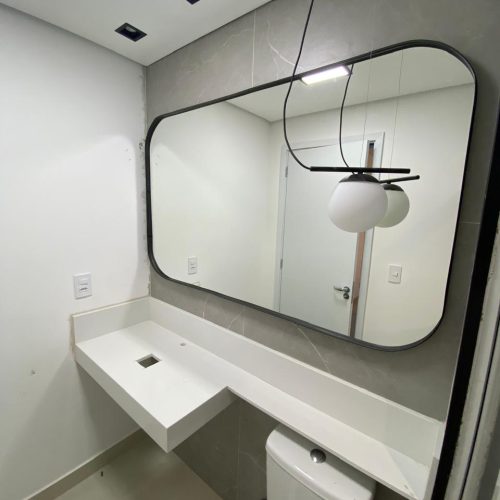 Com a moldura de borracha preta